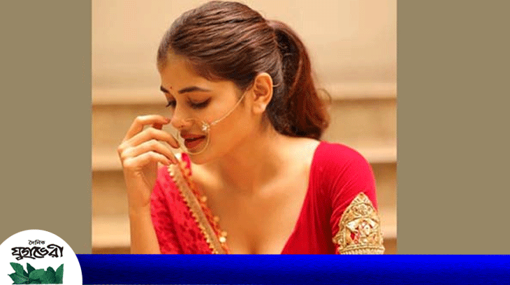লাল রঙের জামা পরে মধুমিতা : শুরু হয় তোলপাড়