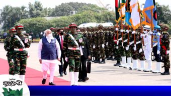 বিমান বন্দরে নরেন্দ্র মোদিকে লাল গালিচা সংবর্ধনা