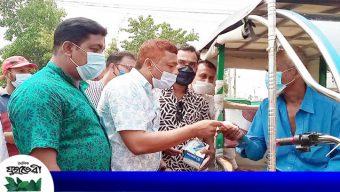 কমলগঞ্জে পথচারীদের মাঝে মাস্ক ও সাবান বিতরণ