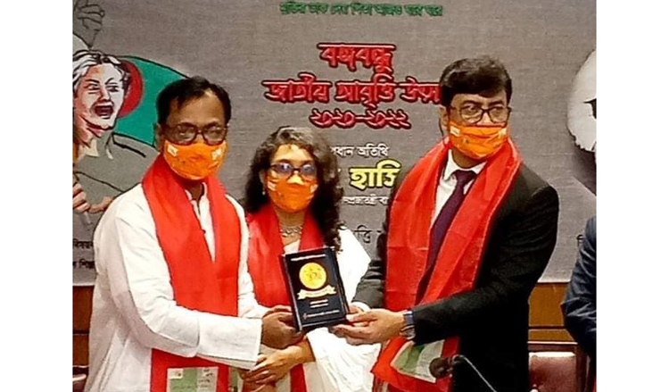 বঙ্গবন্ধু শেখ মুজিব জাতীয় আবৃত্তি পদক পেলেন মোকাদ্দেস বাবুল
