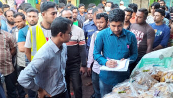 পেঁয়াজের বেশি দাম রাখায় ৫ দোকানকে জরিমানা