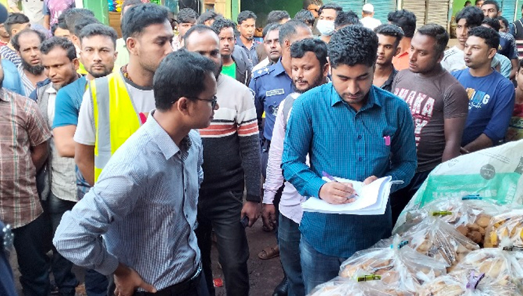 পেঁয়াজের বেশি দাম রাখায় ৫ দোকানকে জরিমানা