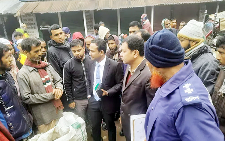 ম্যাজিস্ট্রেট আসতেই পেঁয়াজের দাম কমলো কেজিতে ৮০ টাকা