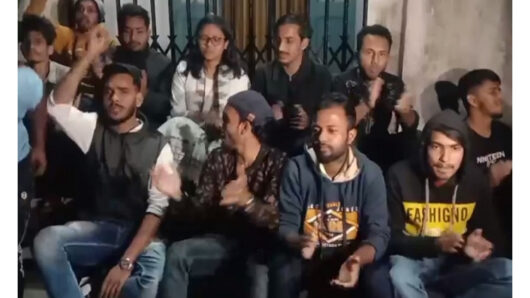 তিনদফা দাবিতে পাঁচ ঘন্টা অবরুদ্ধ এমসি কলেজের অধ্যক্ষ