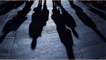 মাইকে ঘোষণা দেওয়ায় ডা কা ত দের গু*লি, টাকা ও স্বর্ণালঙ্কার লু*ট