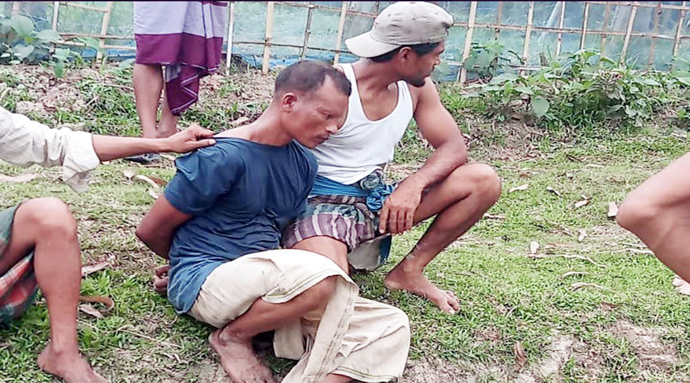 এবার ইয়াবা ব্যবসায়ী ফটিককে পুলিশে দিল স্থানীয় যুবসমাজ