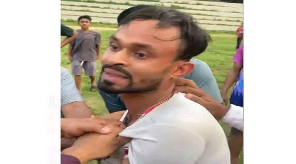 সিলেটে ছাত্রলীগের কর্মীকে পুলিশের হাতে তুলে দিল ছাত্র-জনতা