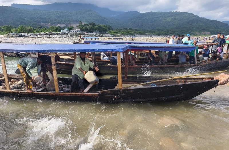 জাফলংয়ে অভিযানে ৫০ টি নৌকা ধ্বংস, দেড় হাজার ঘনফুট পাথর উদ্ধার