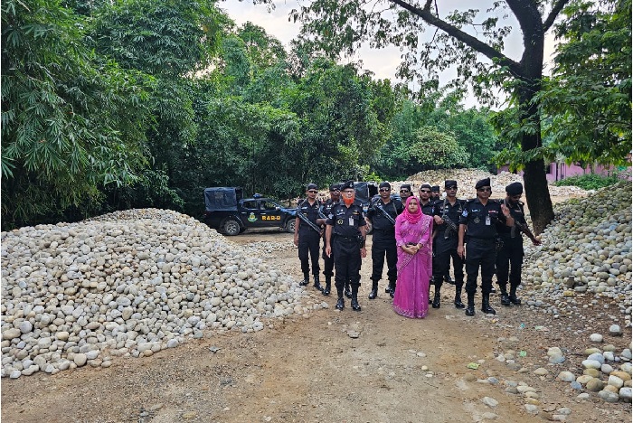 সিলেটে একদিনে আরও ৩৯ হাজার ঘনফুট পাথর উদ্ধার