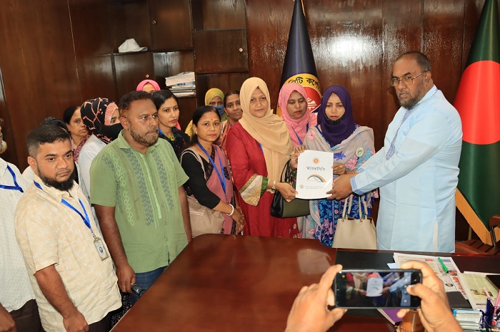 চাকরি নিয়ে অনিশ্চয়তায় সিসিক পরিচালিত স্বাস্থ্যকেন্দ্রের শতাধিক কর্মী :  আশ্বস্ত করলেন সিসিক প্রশাসক