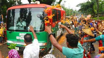 সিলেটে বৃষ্টিতে ভিজে ফুল ছিটিয়ে প্রধানমন্ত্রীকে স্বাগত জানালেন চা শ্রমিকরা