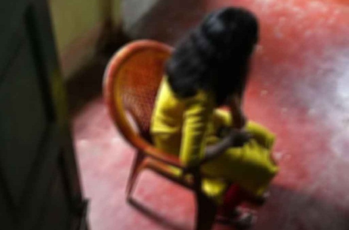 মোবাইল ফোনে প্রেম, বিয়ের দাবিতে প্রবাসী প্রেমিকের বাড়িতে তরুণীর অবস্থান