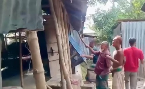 ছেলেকে জিম্মি করে মাকে সংঘবদ্ধ ধর্ষণ, ৪ আসামির বাড়িতে ভাঙচুর-আগুন